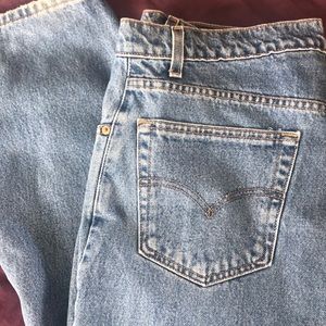 💛REPOSH vintage Levi jeans